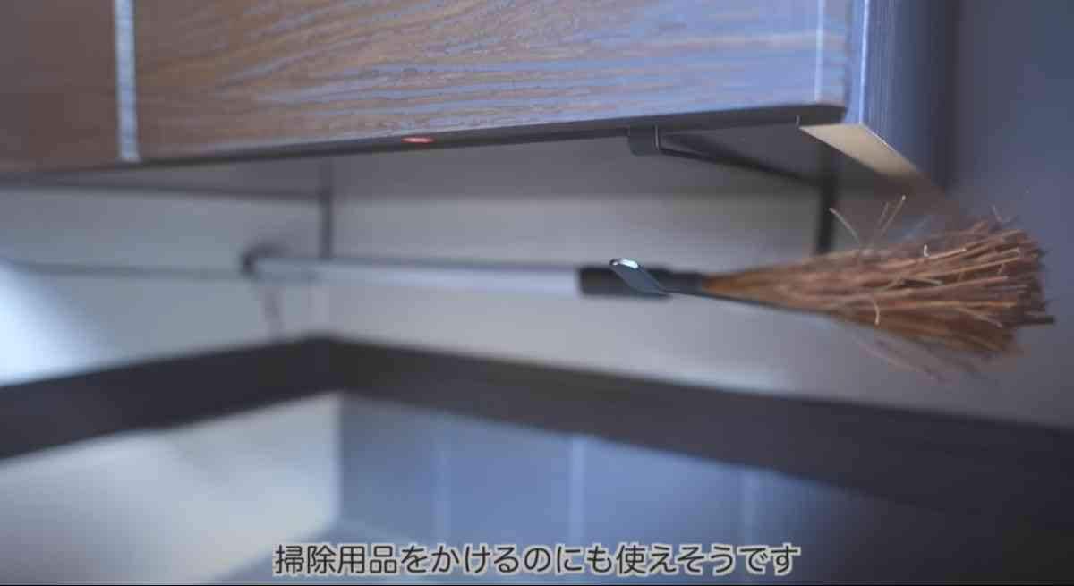 ダイソーの「棚下キッチンタオルホルダー」は玄関収納にピッタリ！
